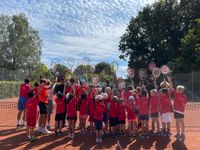 2022-09-16 Tennis Jugendcamp Kinder mit Schl&auml;ger von Hinten
